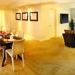 Courtyard By Marriott Waikiki Beach 