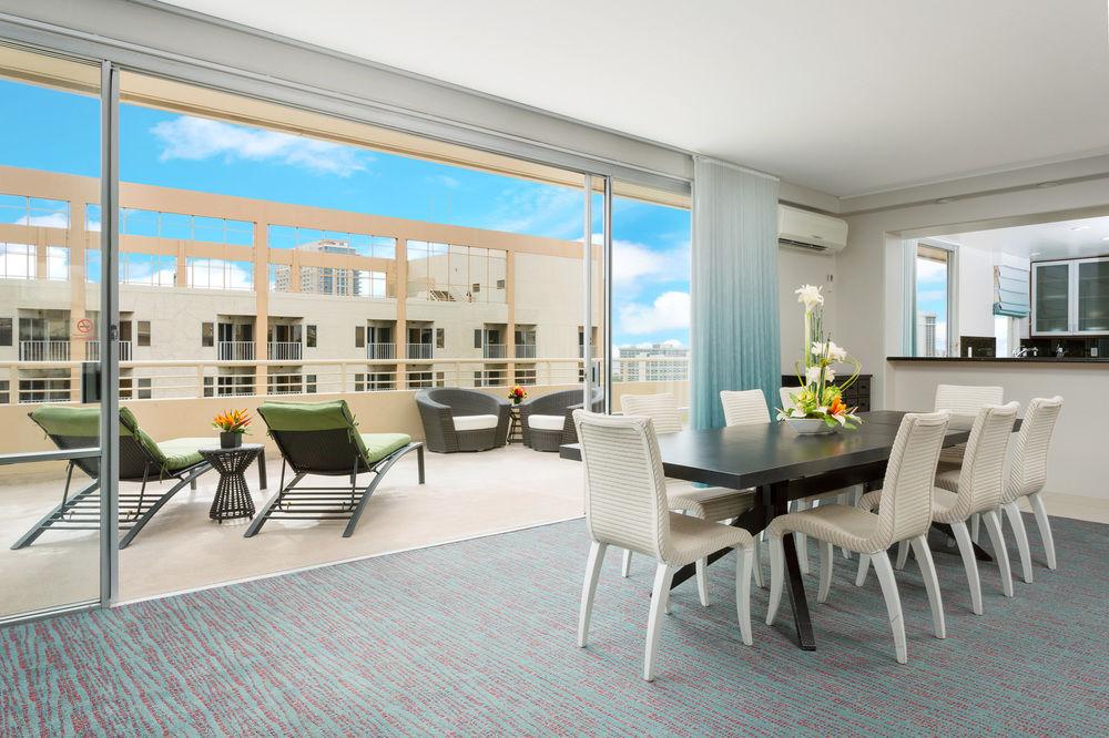 Courtyard By Marriott Waikiki Beach